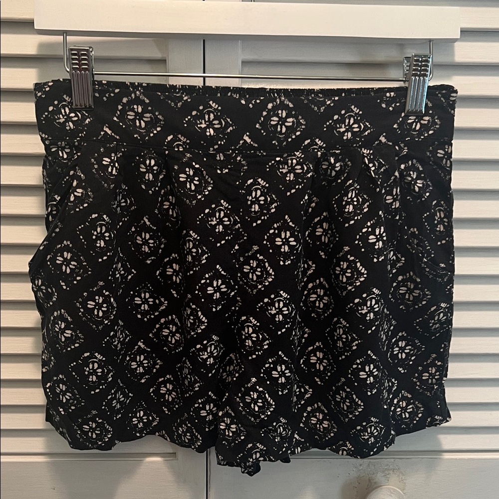 %1463: Mossimo Supply Co. Black and White Rayon Shorts